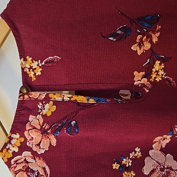 ⭐️ 2/$10 Rewind Floral Short Sleeve Top - Picture 3 of 4